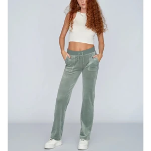 Juicy Couture mjukisbyxor XXS - Ljusgröna mjukisbyxor från Juicy Couture i supermjuk velour. De har raka ben, stora fickor fram och fickor med knappar bak. Jättebra skick trots användning flertal gånger