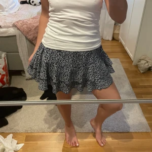 Blommig volangkjol💕 - Supersöt kort kjol!!