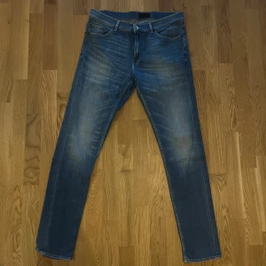 Tiger of Sweden jeans - Snygga blå jeans från Tiger of Sweden i modellen Evolve. Storlek 33/34, bra skick inte mycket tecken på användning