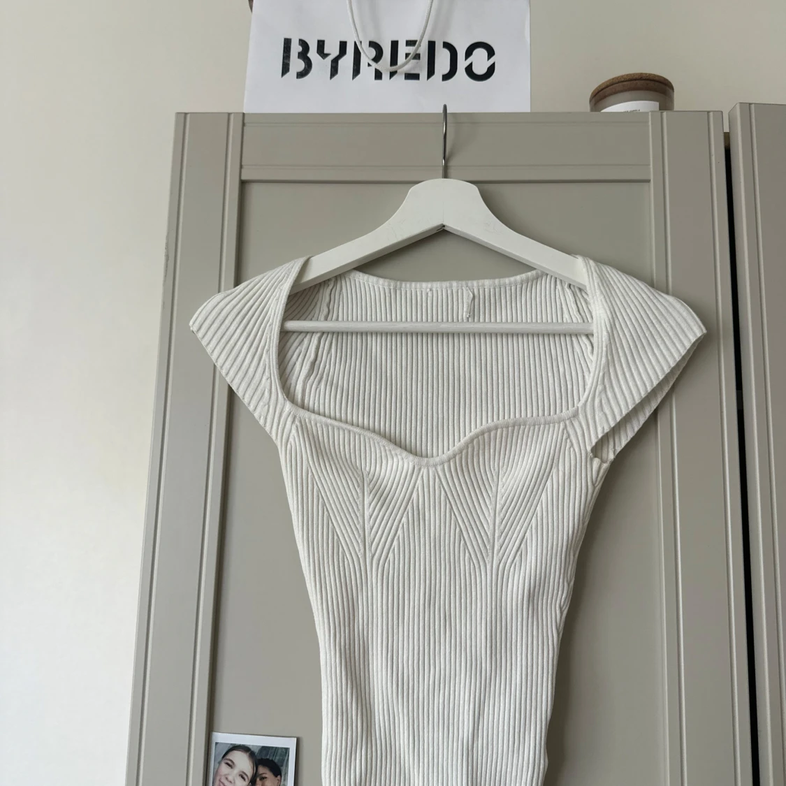 Vit ribbad topp med sweetheart-ringning <3 - 2