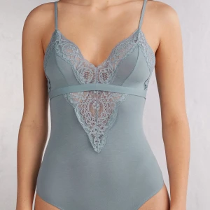 Ljusblå spetsbody Intimissimi - Skitsnygg body från intimissimi, aldrig använt så lappen är kvar. Slutsåld online. Köpte för 639kr o säljer för 550kr. Köp direkt eller kontakta för fler bilder ❤️