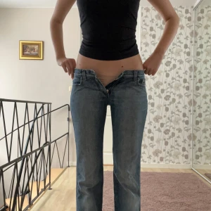 Tiffany Lowrise Jeans - Ett par as-snygga, RIKTIGA lowrise vintage jeans från Tiffany. Jättebra kvalitet, nästan 20 år gamla och bara ett litet hål på fickan som jag råkade göra med en nyckel. Jättebekväma och mina favoritjeans, synd att de blev för små😩