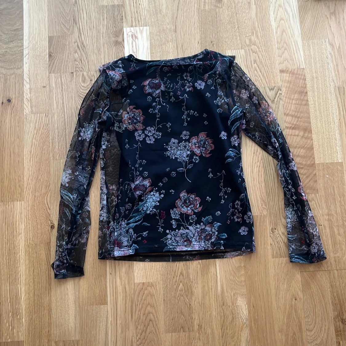 Svart blommig meshblus från Lindex - 4