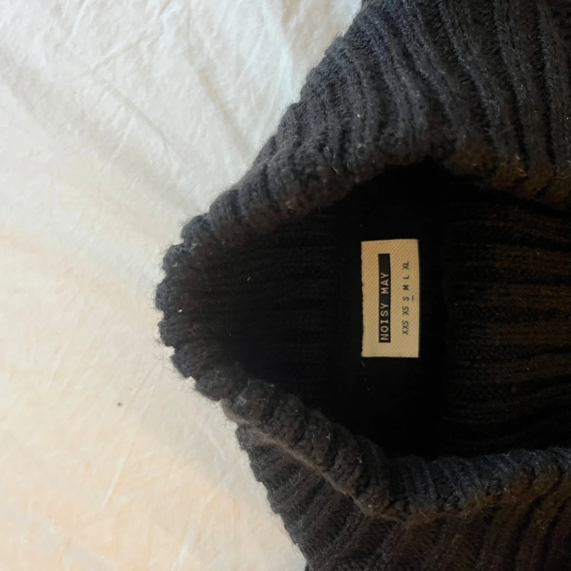 Svart stickad polotröja från Vero Moda  - 2