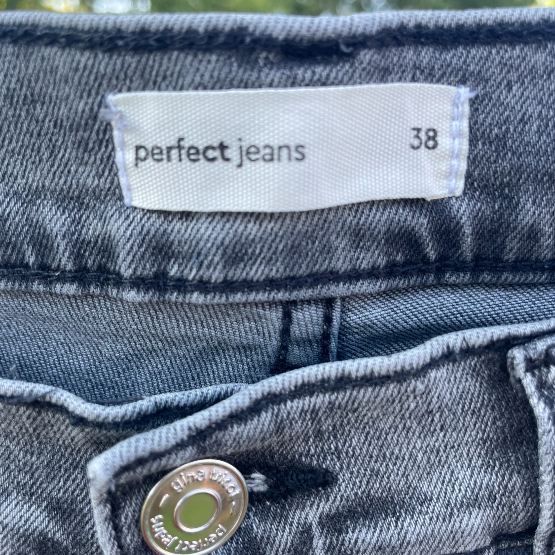 Grå bootcut jeans från Gina Tricot - 2