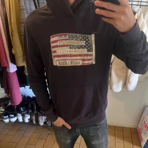 Mörkblå hoodie från Ralph Lauren - Säljer en mörkblå hoodie från denim and supply Ralph Lauren. Storlek M. 