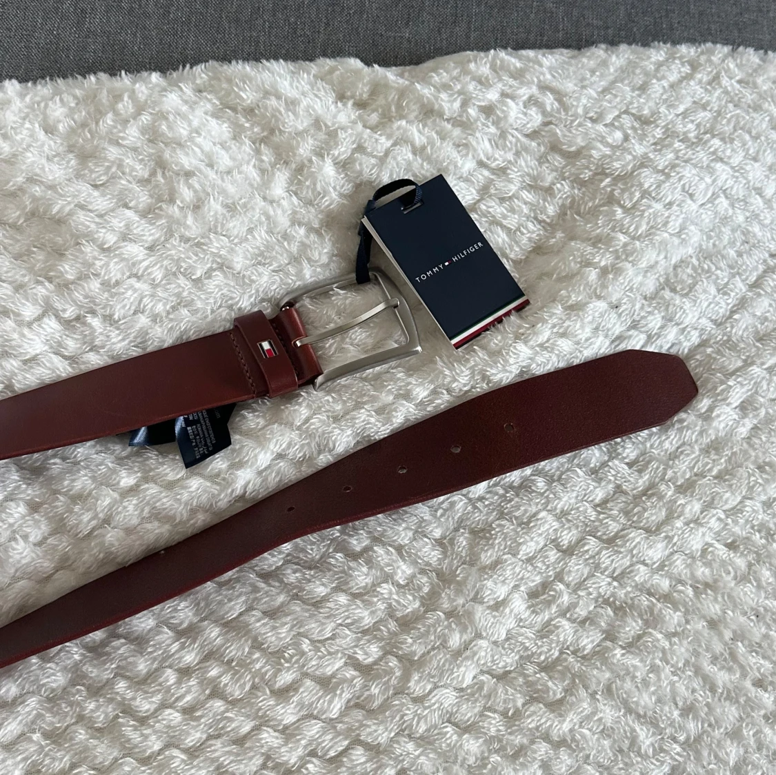 Brunt skärp i skinn från Tommy Hilfiger