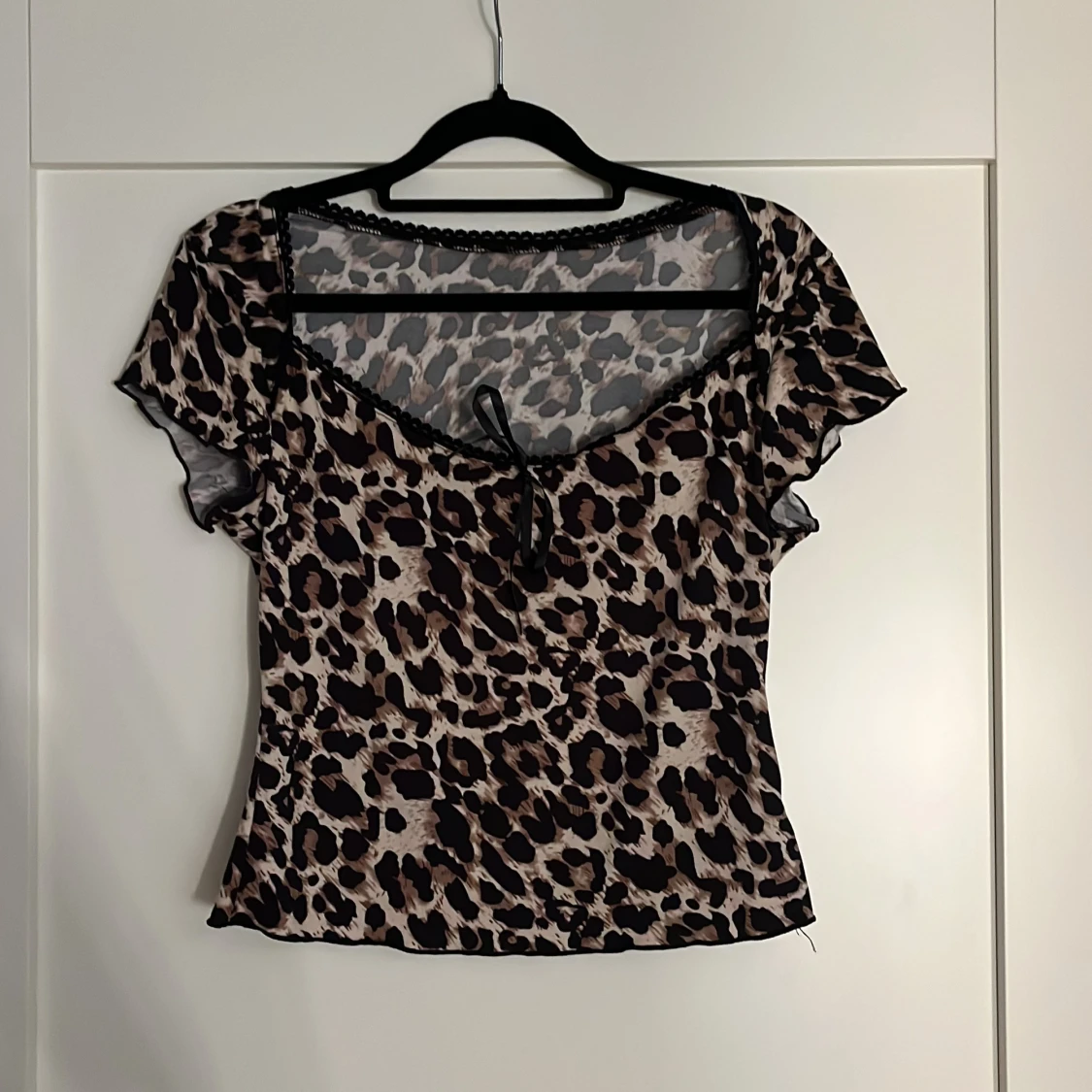 Leopardmönstrad topp från Romwe