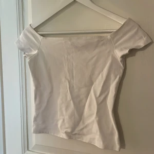 Vit t shirt  - Supersöt t shirt som går att göra till ofshoulder också. Storlek S. Från bikbok
