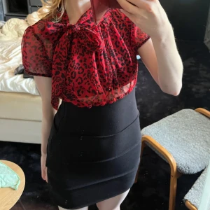 Röd leopardklänning! - Så fin och elegant leopardmönstrad klänning med rosett <3 Använt 2-3 gånger. Man kan också välja att bara knyta som en vanlig knut. Jag har sytt upp den för att bli lite kortare, men om man vill kan jag ta bort det så blir den ca 5-7 cm längre. Ovandelen är mesh, så man måste ha bh eller så under!! (Eller inte, no judgement)