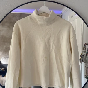 Vit polotröja från Zara - Vit polotröja från Zara i storlek S. Väldigt mjuk och skön stickning. Använt någon gång bara. Vet att den har en fläck då jag använde den nyligen men tvättar självklart bort det 🙈💕 Köpt för 400kr.