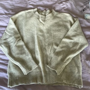 Beige stickad tröja från Dazy-Less - Mysig beige stickad tröja från Dazy-Less i storlek S.💕