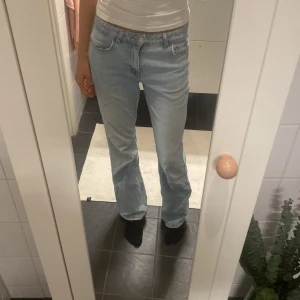 Ljusblå jeans från Gina tricot Perfect Jeans - Säljer ett par jättesnygga ljusblå jeans från Gina i klassisk femficksmodell. Jeansen har rak passform med normal midja och är tillverkade i mjukt jeansmaterial. Säljer då dem tyvärr är lite för små för mig 