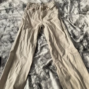 Beige jeans Lane från 157 - Snygga beige jeans från 157, modell Lane. Klassisk femficksdesign med raka ben och normal passform. Tillverkade i bomullstyg som känns mjukt och skönt. Perfekta för dig som gillar en clean och stilren look.