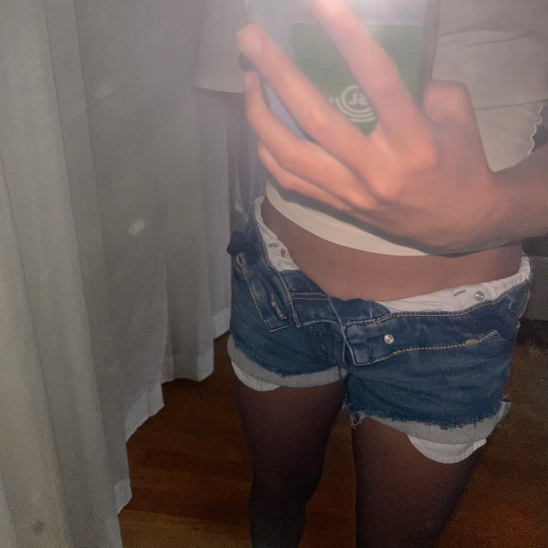 Blå jeansshorts med rå kant