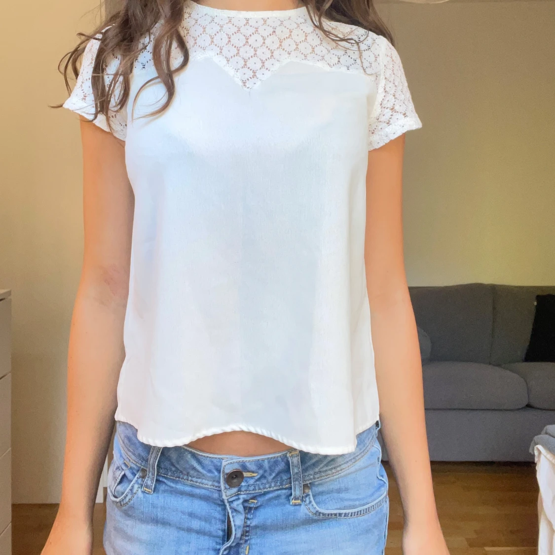 Vit blus med spetsdetaljer