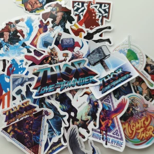 31st Thor: Love and Thunder klistermärken/stickers  - En färgstark samling med motiv från Thor: Love and Thunder! Perfekt för dig som älskar superhjältar, action och episka äventyr. Klistermärkena visar Thor, Valkyrie och andra hjältar i coola poser och serietidningsstil. Perfekt för att dekorera laptop, mobil eller anteckningsbok.