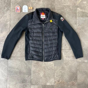 Parajumper cardigan  - Tja, säljer denna Parajumper cardigan i storlek S som är i toppskick✅Allt OG tillkommer, även fysiskt kvitto 🧾. Nypris 4149kr men jag säljer för endast 3199 kr. Jackan är som ny och köpt i vintras. Hör av er vid minsta lilla fundering🤝💯✅