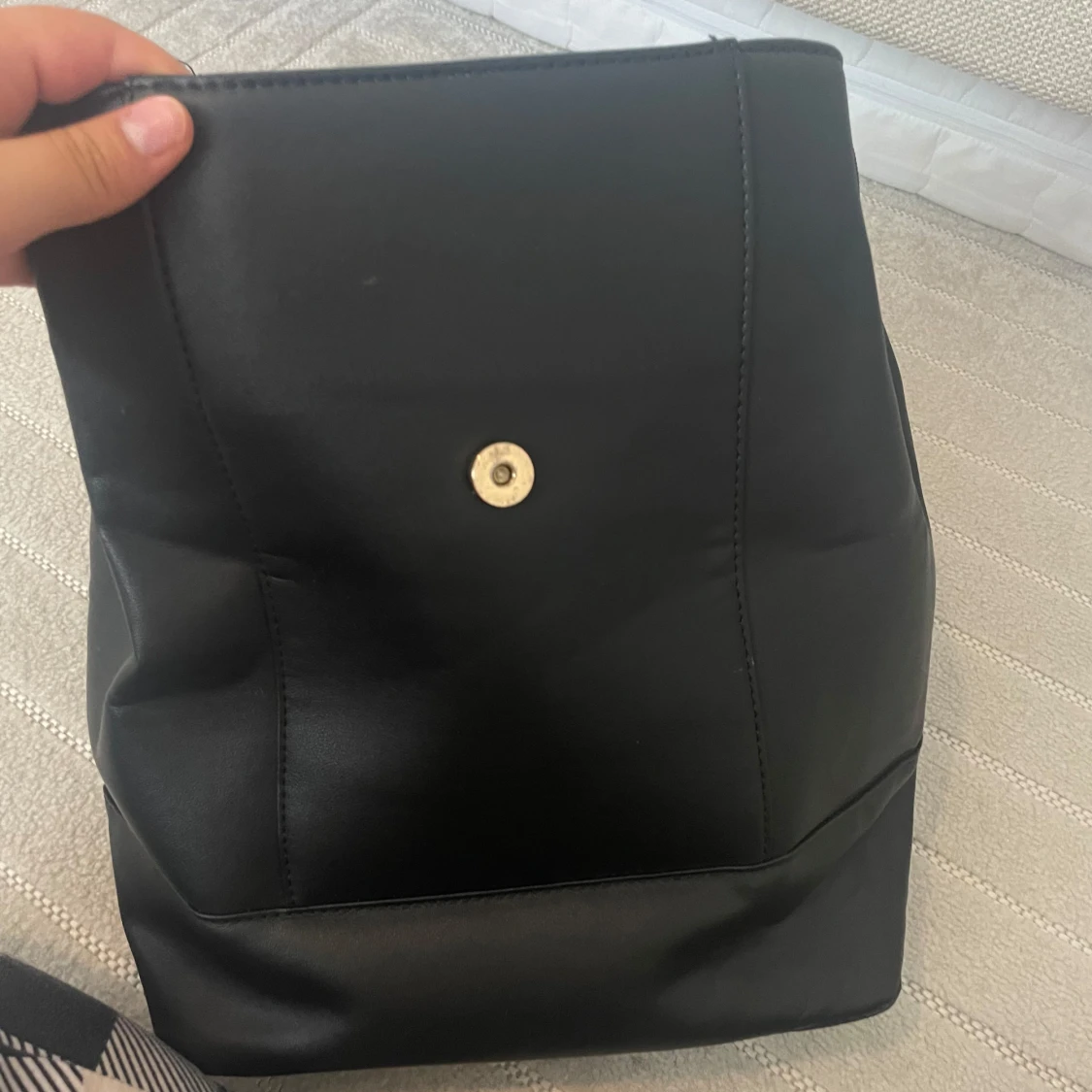 Svart ryggsäck i skinn från Spiral - 3