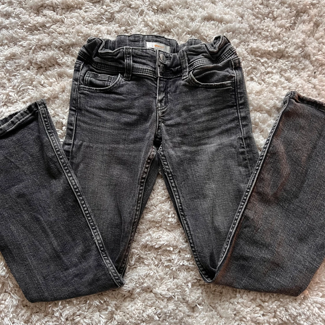 Svarta Gina jeans 