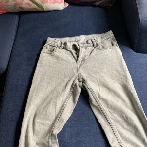 Grå jeansbyxor från G-Star RAW - Snygga grå jeansbyxor från G-Star RAW med klassisk femficksdesign och raka ben. Byxorna har bälteshällor och en diskret logga på bakfickan. Perfekta för en avslappnad och stilren look.