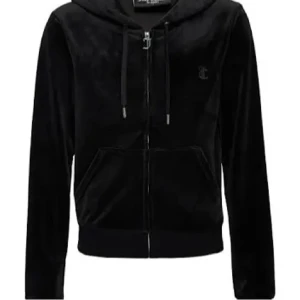 Svart velour hoodie från Juicy Couture - Svart hoodie i mjuk velour från Juicy Couture med dragkedja framtill, snörning i huvan och klassiska kängurufickor. Perfekt för en chill och trendig look. Långa ärmar och diskret logga på bröstet.