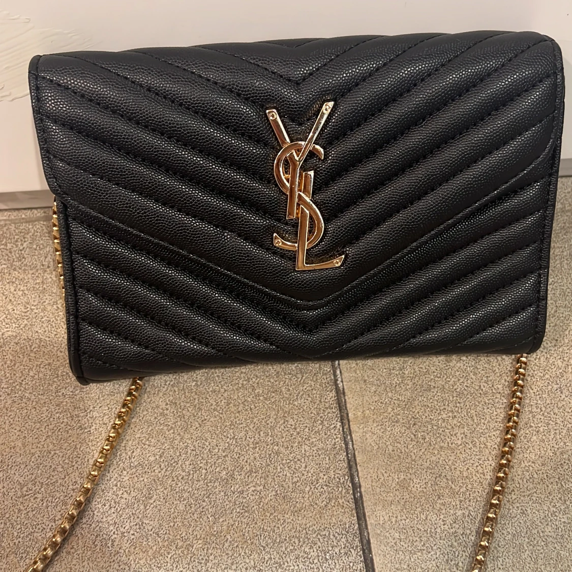 Beige axelväska med kedja och pärldetaljer