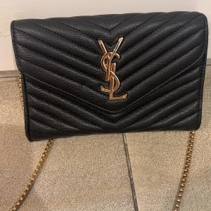 Beige axelväska med kedja och pärldetaljer - snygga väskan 