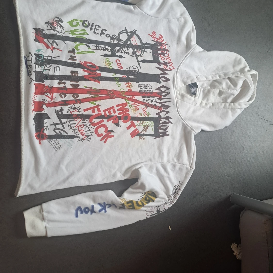 Vit hoodie med graffiti-tryck PSERS