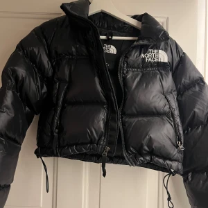 Svart pufferjacka från The North Face XS - Säljer en svart pufferjacka från The North Face i storlek XS. Den är köpt från Zalando !💕