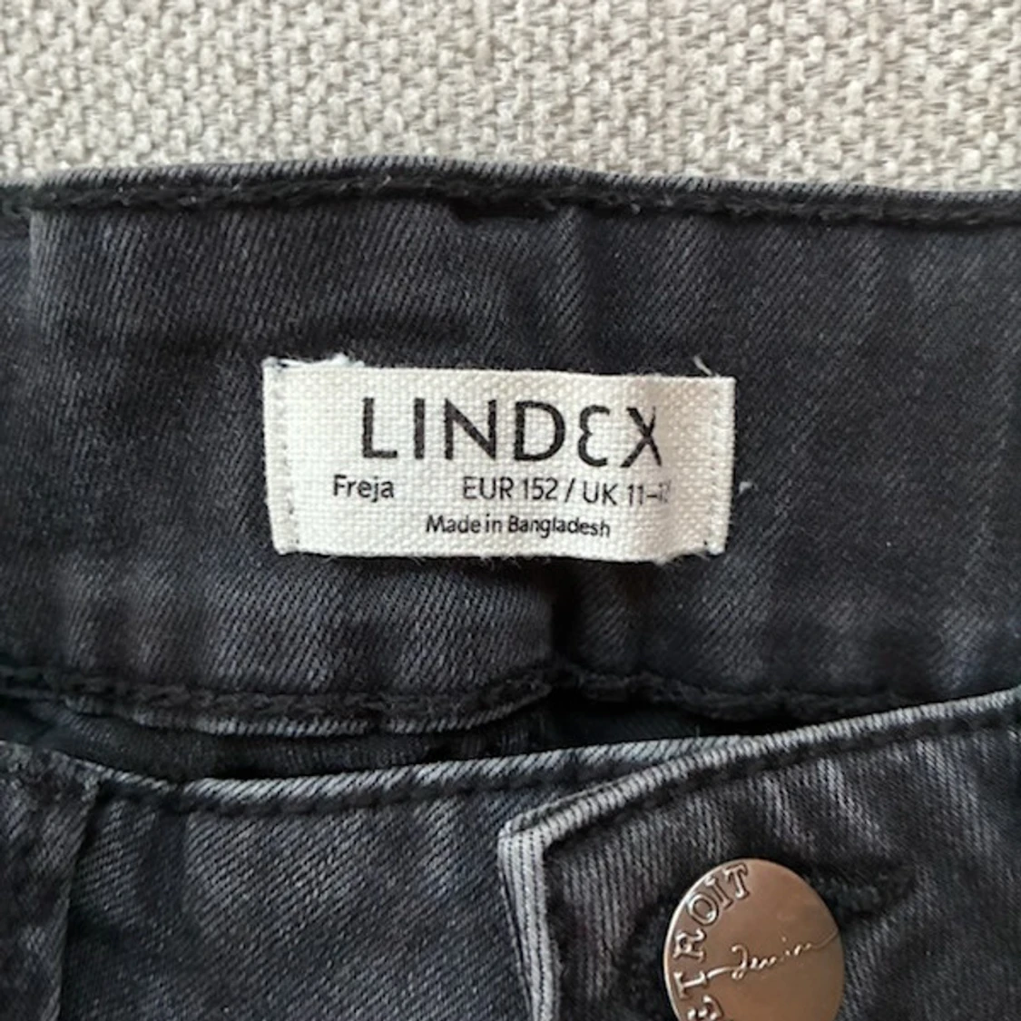 Svarta cargopants från Lindex, stl 152 - 3