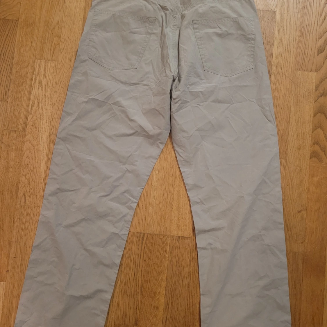 Beige chinos från Hugo Boss - 1