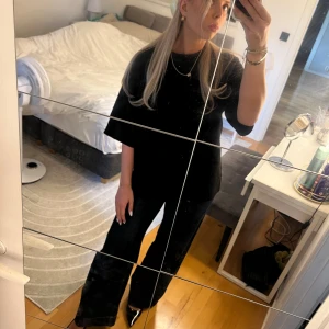 Stickad Svary Tröja - Gina Tricot - En svart stickad oversized tröja från Gina. Knappt använd. Kan både klä upp och klä ner ✨