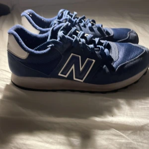 Blå new balance skor - Blå New Balance sneakers 500, knappt använd lite slitiga men enkelt att ta bort, nypris ligger på runt 800kr. Tyvärr inga sulor eller sko låda men man kan få andra sulor eller låda om man vill. Pris kan diskuteras 