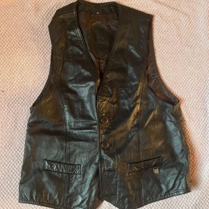 Läder väst - Cool skinnväst i storlek S. Den är i mycket bra skick och bra läder kvalité.