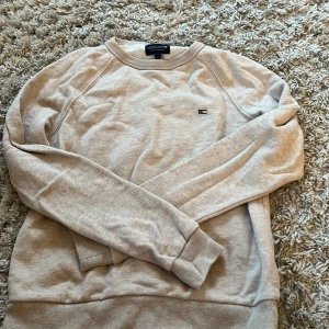 Beige sweatshirt från Lexington XS -  beige sweatshirt från Lexington i storlek XS. Tröjan har rund halsringning, långa ärmar och en liten broderad Lexington-logga på bröstet. Lite tunnare tröja.