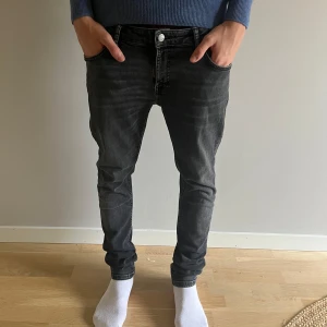 Nudie jeans - Dessa Nudie jeans är riktigt snygga och sitter riktigt fint. De är u riktigt fint skick i strl 30. Skriv vid funderingar 🙌