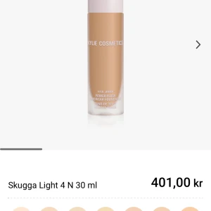 Kylie cosmetics foundation  - Endast testad men passade tyvvär inte min hudton. Köptes för 550kr. 250kr mitt pris ❤️‍🔥