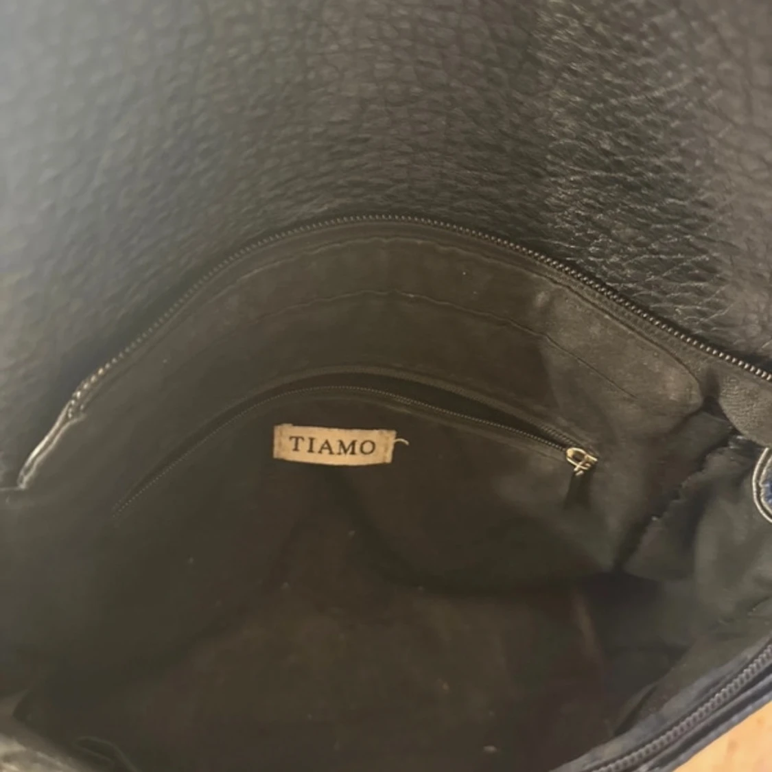 Svart axelväska med kedjedetaljer från Tiamo - 3