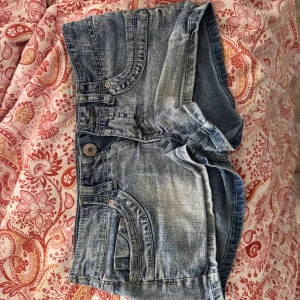 Blåa lowwaist jeansshorts - Blåa jeansshorts lågmidjade med snygga bakfickor. Korta men otroligt snygga på, skickar bilder på privat! Jättesnygga och passar mycket bra till allt. 🤗går och pendla med priset 