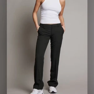 Svarta kostymbyxor Bikbok  - Kostymbyxor från Bikbok som jag haft länge men knappt använt. 