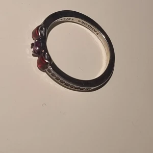 Pandora silverring med röd rosett(snövit) - Hjälper min tjej att sälja sin pandora x disney snövit ring som inte kommit till användning. Perfekt för dig som vill ha något gulligt och unikt på fingret.