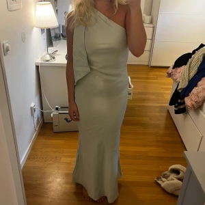 långklänning - så fin grön långklänning, så skönt material som faller fint på kroppen💚💚