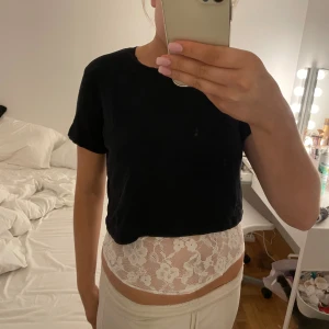 Kort svart tröja  - Kort svart tröja som man kan använda över andra tröjor som på bilden!❣️