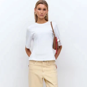 Figursydd T-shirt  - Snygg vit t-shirt från Gina tricot. Modellen är något figursydd och i mjuk bomull som känns skön mot huden. Perfekt till jeans eller kjol för en clean look.