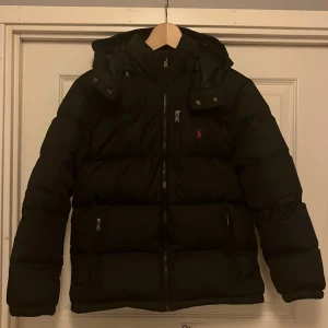 Ralph Laurent strl  typ XXS /XS - Svart Ralph Laurent dunjacka i bra skick. Öglan för att hänga upp den på är trasig o den stora lappen på insidan sitter lite löst men syns inte på insidan. Köpt på Kids Brandstore, kolla deras sida för mer exakta mått, men typ XXS / XS