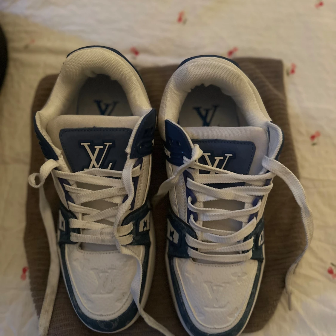 Blåvita sneakers i jeanstyg  - 2