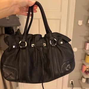 Svart handväska i skinn - Supersnygg handväska från Karen Millen