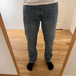 Ljusblå jeans 34/34 från Zara - Säljer dessa riktigt snygga jeans ifrån Zara i topp skick⭐️ storleken är 34/34 och färgen är ljusblå🙌 bara att höra av sig vid minsta fråga eller fundering😊