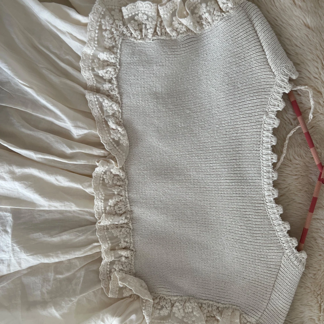 Trendig Zara blus med spets och volang  - 2